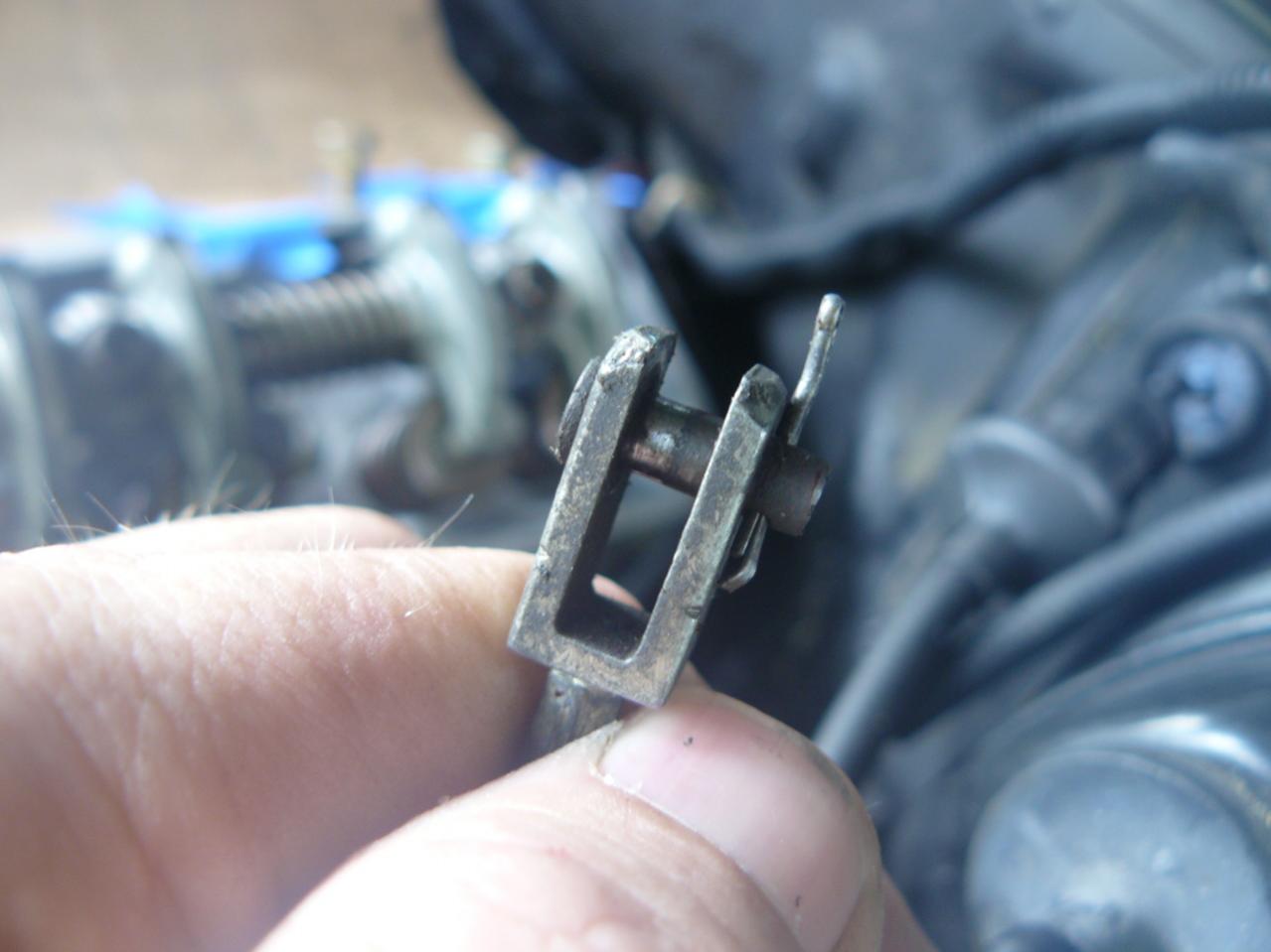 Anyone know this throttle cable clip? - Land Rover Forums - Land Rover  Enthusiast Forum