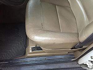 1998 Discovery 1 LE - White on Beige-driver-seat.jpg
