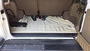 1998 Discovery 1 LE - White on Beige-trunk.jpg