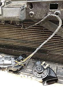 LR3 mystery connector behind grill-img_4403.jpg