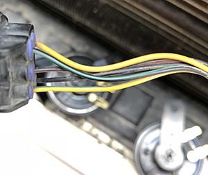 LR3 mystery connector behind grill-img_4404.jpg